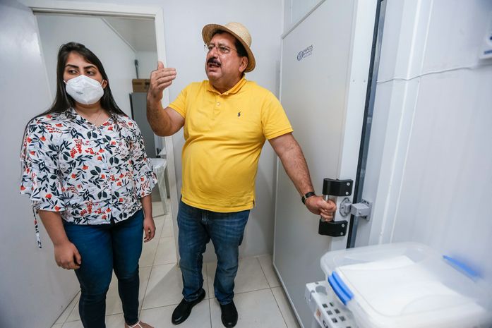 Gilberto Gonçalves, acompanha instalação de câmara fria e anuncia vacinação para pessoas de 49 anos