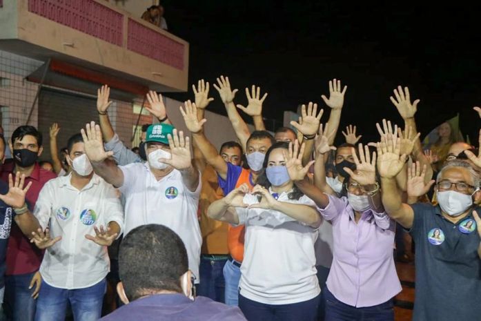 Fabiana Pessoa faz caminhada no bairro Cacimbas em Arapiraca