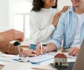 Financiamento de imóvel: saiba as diferenças entre comprar direto com a construtora ou pelo banco 