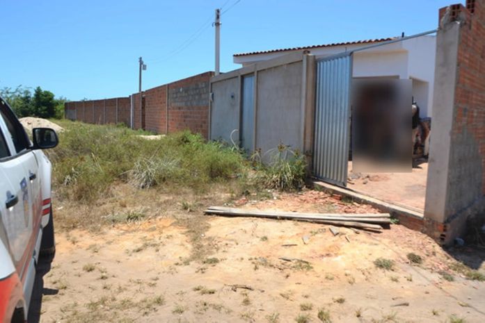 Os dois assaltantes estavam armados