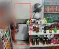 Homem de capacete invade mercearia e rouba celular de cliente no Clima Bom