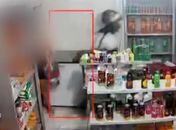 Homem de capacete invade mercearia e rouba celular de cliente no Clima Bom