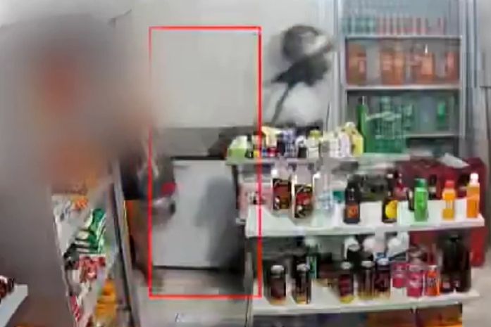 Homem de capacete invade mercearia e rouba celular de cliente no Clima Bom