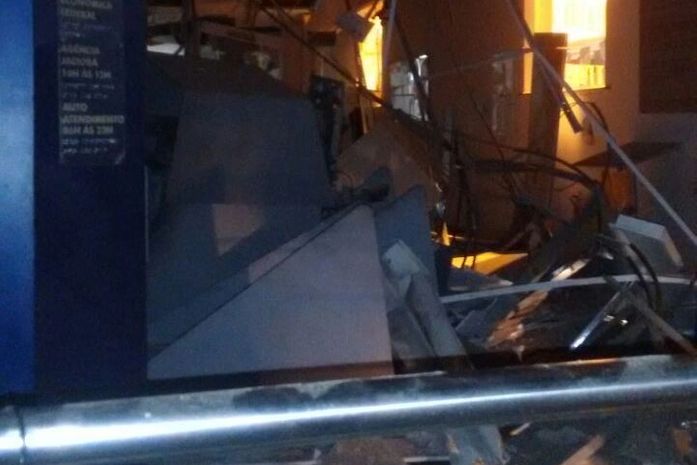 Bandidos explodem agência bancária em Pão de Açúcar