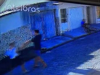 Adolescente foi socorrido por familiares após ser esfaqueado em Arapiraca