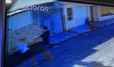 Adolescente foi socorrido por familiares após ser esfaqueado em Arapiraca