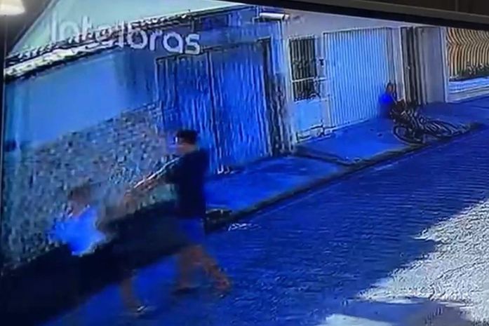 Adolescente foi socorrido por familiares após ser esfaqueado em Arapiraca