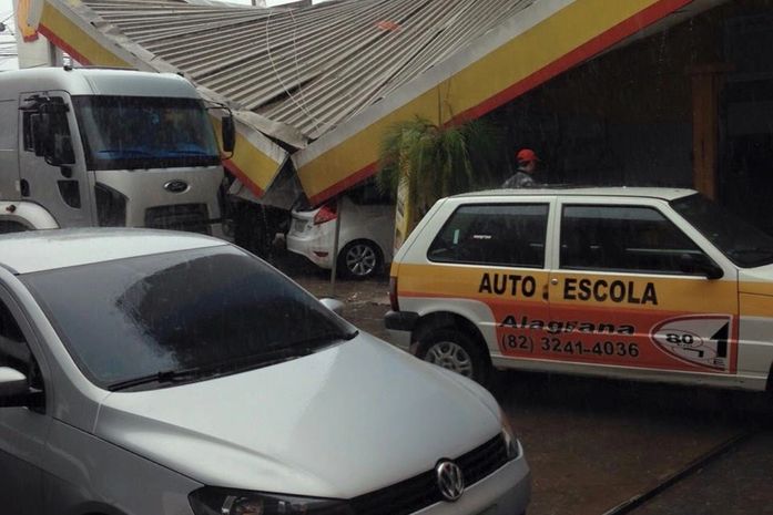Chuva provoca deslizamento de barreira, queda de árvores e desabamentos em Maceió