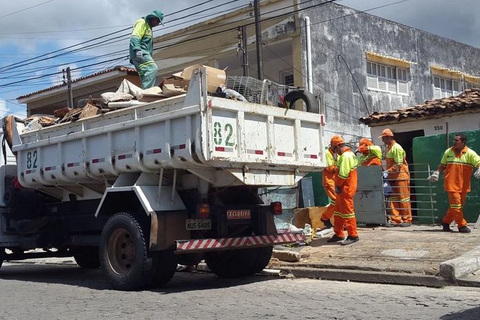 Ação para recolher lixo em residência na Gruta, em março