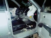 Três pessoas ficam feridas após veículo cair em ribanceira