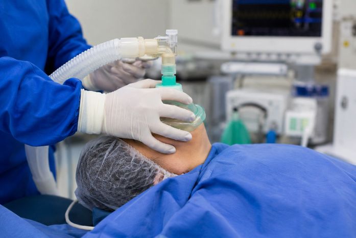 Anestesia sendo aplicada em centro cirúrgico