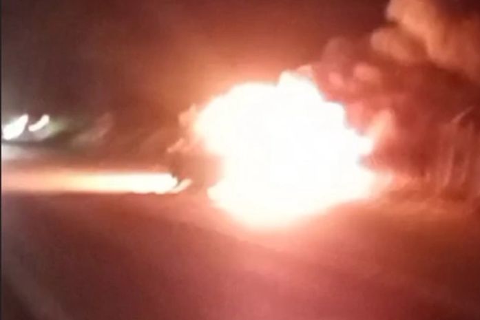 Motorista é agredido e tem carro incendiado após acidente com carroça que deixou três crianças em AL