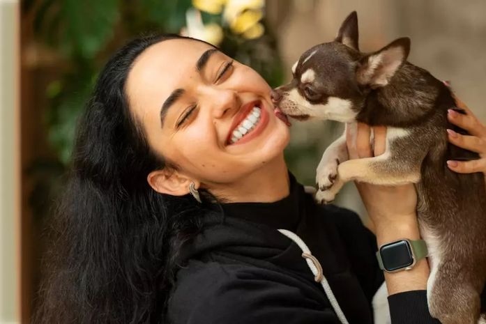 Família contrata babá de cachorro com salário de R$ 611 mil por ano