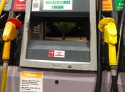 Postos são autuados por enganar consumidores abastecendo etanol no lugar de gasolina 