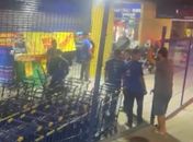 Mulher esfaqueada pede ajuda e morre em frente a supermercado no interior de AL
