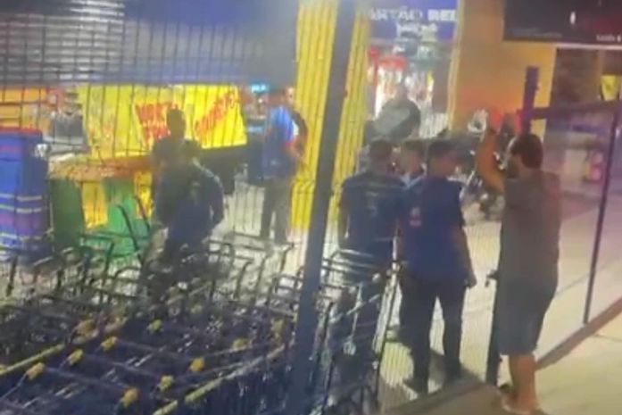 Mulher esfaqueada pede ajuda e morre em frente a supermercado no interior de AL