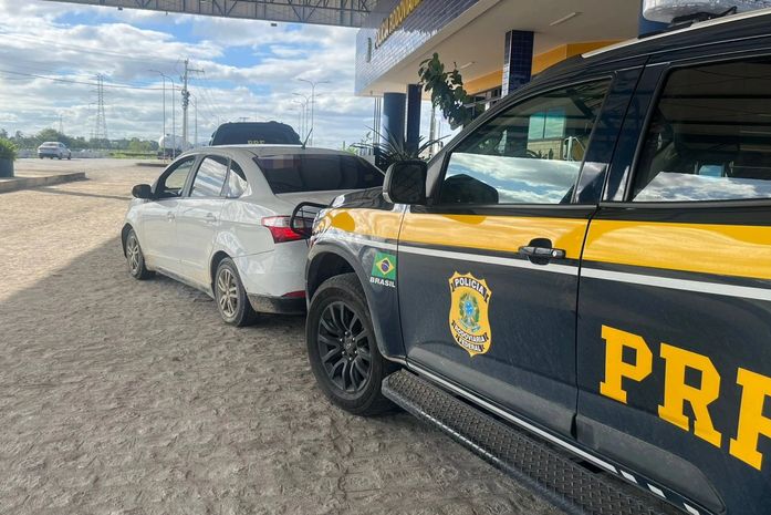 PRF prende homem com carro roubado e adulterado em Rio Largo