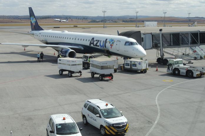 Jato da Embraer que realiza os voos de Maceió para o Recife