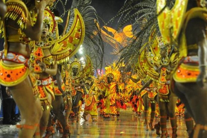 Unidos do Viradouro desfila no primeiro dia do Grupo Especial das Escolas de Samba do Carnaval 2015