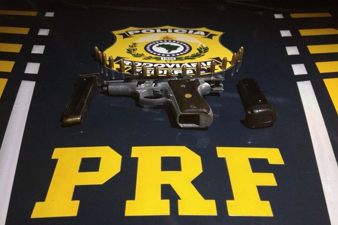 Pistola foi apreendida pela PRF em Flexeiras