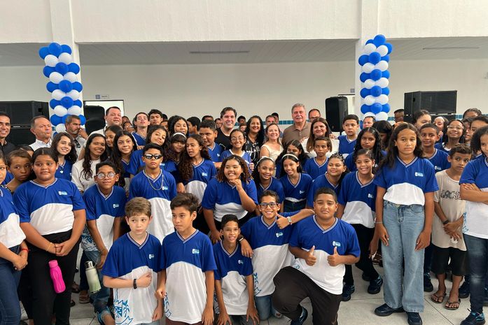 No dia da emancipação de Delmiro Gouveia, Ziane Costa entrega veículos, pavimentação, quadras e nova escola para a comunidade