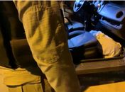 Criança estava enrolada com lençol no deitada no piso do carro