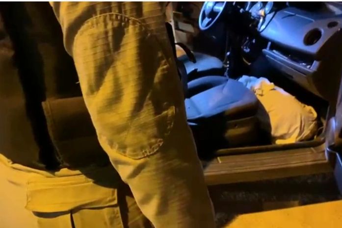 Criança estava enrolada com lençol no deitada no piso do carro