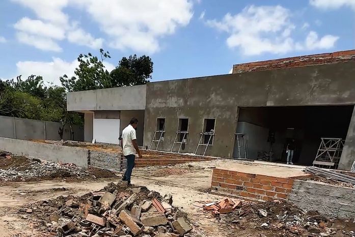 Prefeito de Anadia acompanha obras de construção de escola
