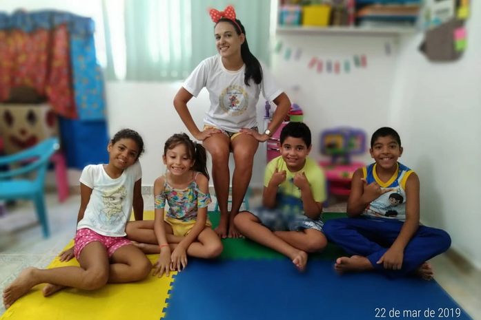 Dona de casa transforma paixão por crianças em trabalho como babá