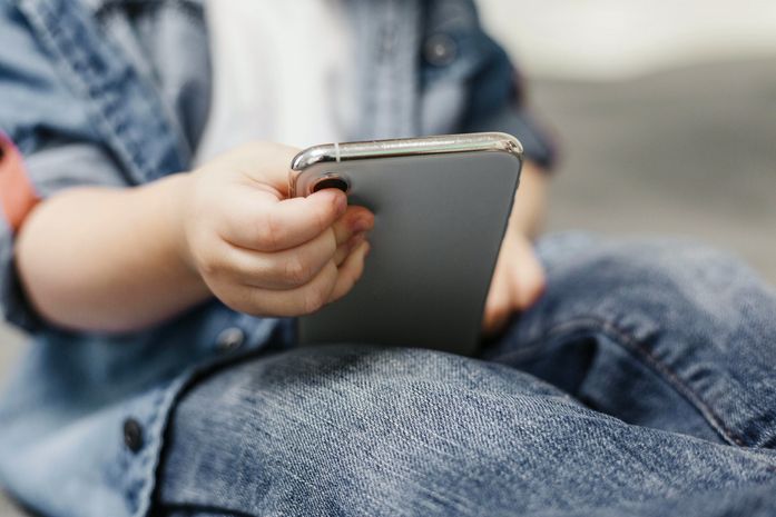 Justiça manda bloquear app após criança de 11 anos ser alvo de investidas sexuais em Maceió