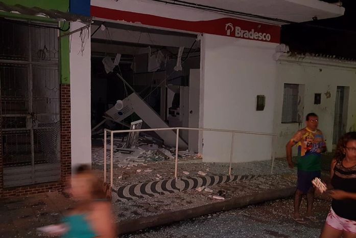 Criminosos explodem agências bancárias e roubam lotérica em Pão de Açúcar