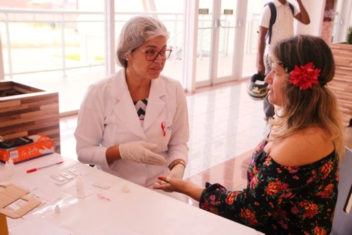 Arapiraquenses fazem teste rápido de HIV em shopping