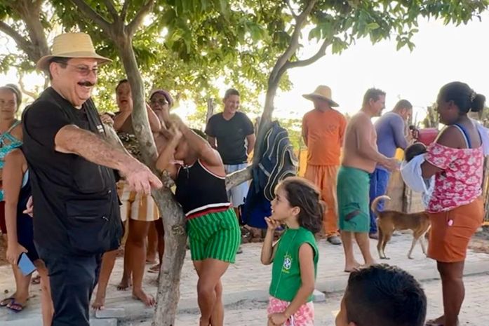Gilberto Gonçalves fiscaliza obra e é recebido com carinho pela população
