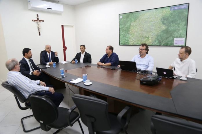 Teófilo recebe o senador Rodrigo Cunha e apresenta projetos do município
