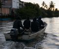 Quatro suspeitos chegam de barco, matam homem a tiros e fogem pelo mesmo caminho