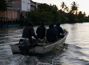 Quatro suspeitos chegam de barco, matam homem a tiros e fogem pelo mesmo caminho