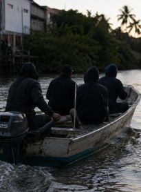 Quatro suspeitos chegam de barco, matam homem a tiros e fogem pelo mesmo caminho