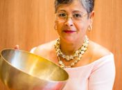 Stella Leoni, praticante da massagem de som em Maceió