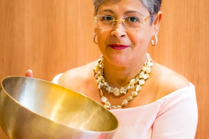 Stella Leoni, praticante da massagem de som em Maceió
