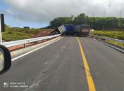Trecho da BR-101 é liberado após acidente entre dois caminhões