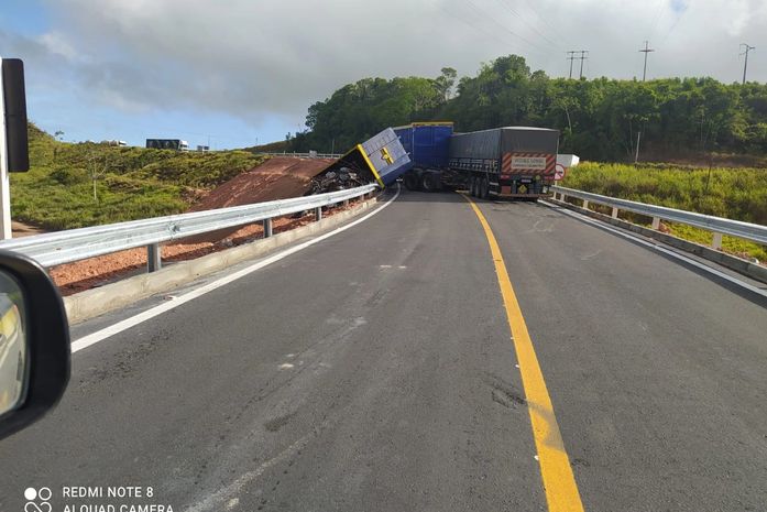 Trecho da BR-101 é liberado após acidente entre dois caminhões