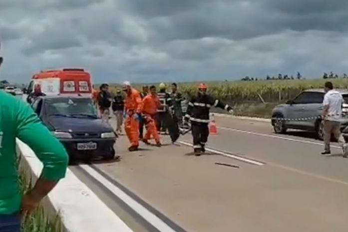 Grave acidente na BR-101 deixa motorista preso às ferragens em São Miguel dos Campos