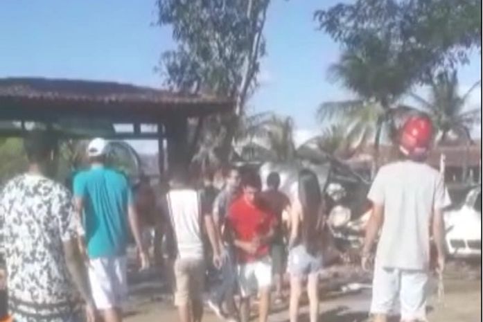 Colisão frontal entre carros deixa homem preso às ferragens no interior