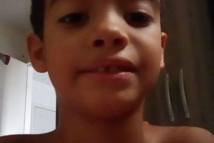 Ô, tia dê uns parabéns pra mim, porque hoje completo 7 anos- pede o Arthur Pedro,pelo zap.