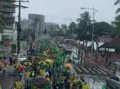 Mesmo com chuva, apoiadores de Bolsonaro fazem motociata e pressionam deputados nas redes sociais 