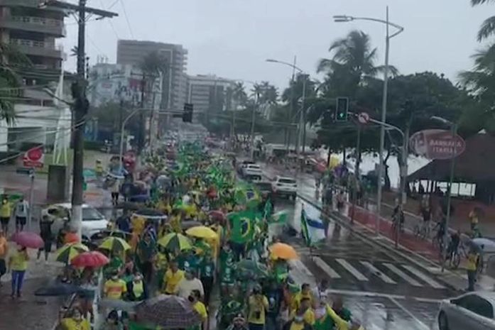 Mesmo com chuva, apoiadores de Bolsonaro fazem motociata e pressionam deputados nas redes sociais