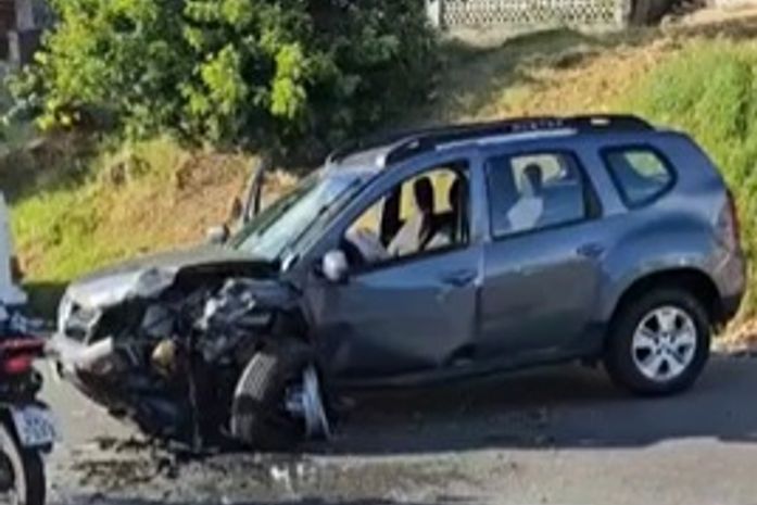 Vídeo: colisão frontal entre dois carros deixa motorista ferido na Chã de Bebedouro
