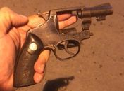 Além do revólver calibre 32, seis celulares foram apreendidos com suspeitos.