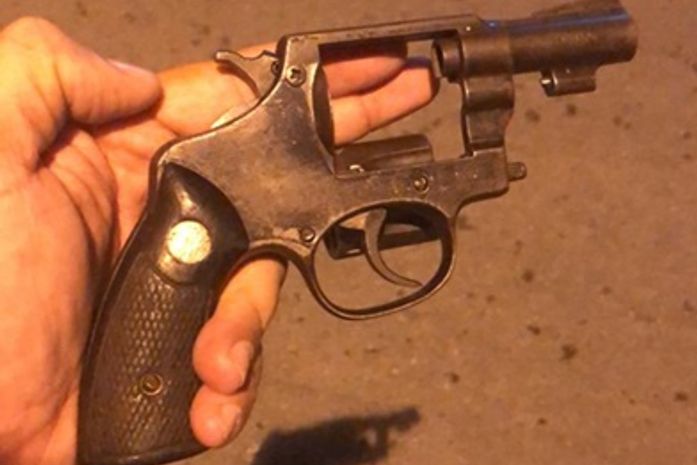 Além do revólver calibre 32, seis celulares foram apreendidos com suspeitos.