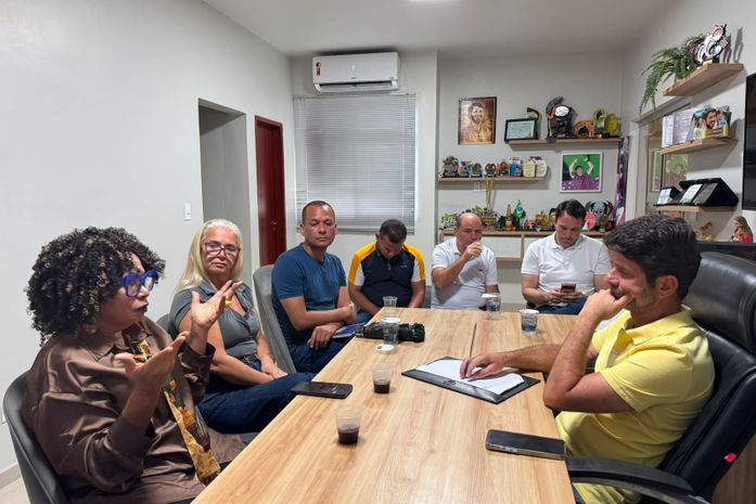 Em União dos Palmares,AL., a ativista Arísia Barros é recepcionada pelo prefeito Junior Menezes,secretári@s municipais e vereadores
